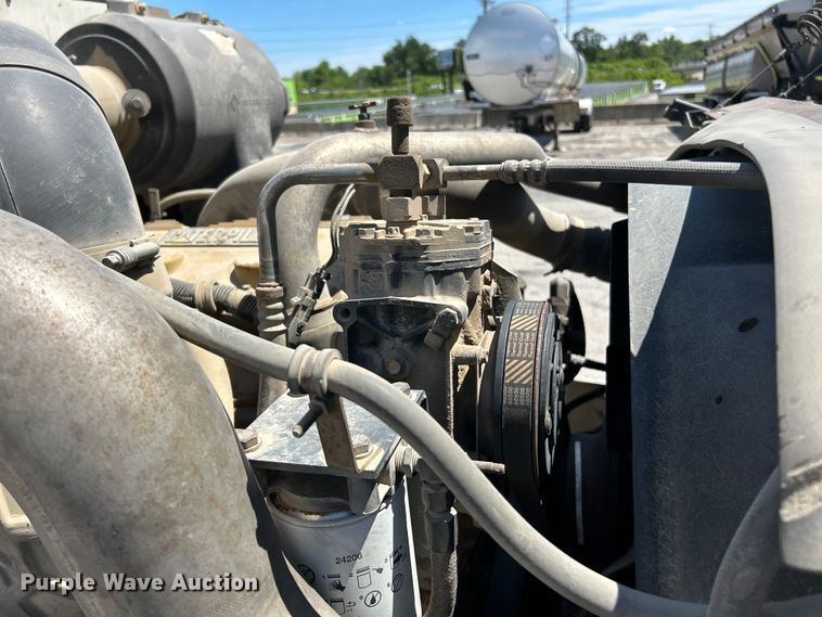 image for item EK4713 1997 International  9400 semi truck