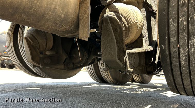 image for item EK4713 1997 International  9400 semi truck