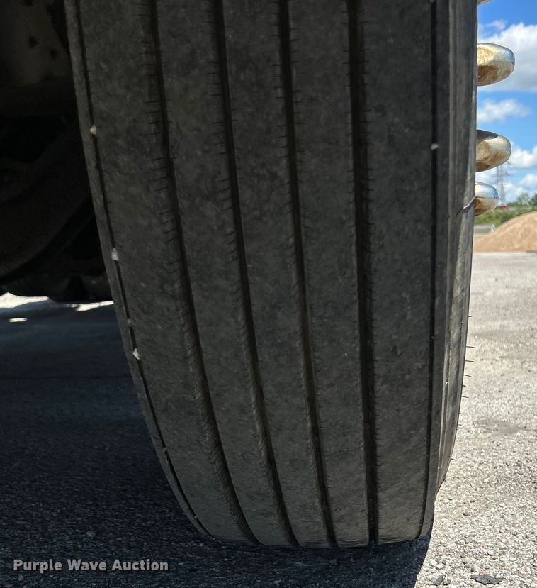 image for item EK4713 1997 International  9400 semi truck