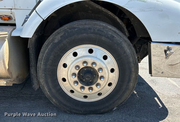 image for item EK4713 1997 International  9400 semi truck