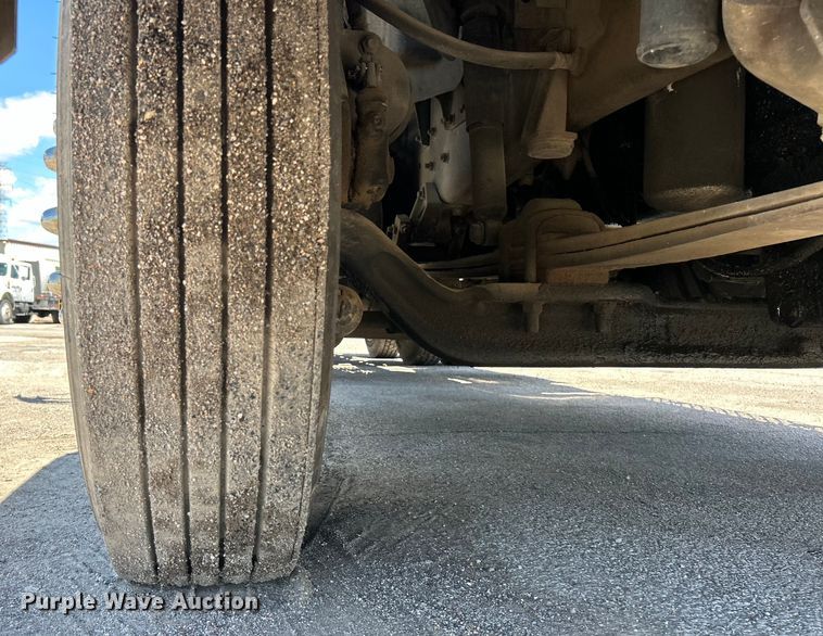 image for item EK4713 1997 International  9400 semi truck