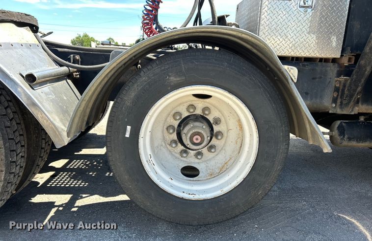 image for item EK4713 1997 International  9400 semi truck