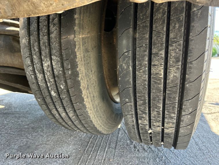 image for item EK4713 1997 International  9400 semi truck