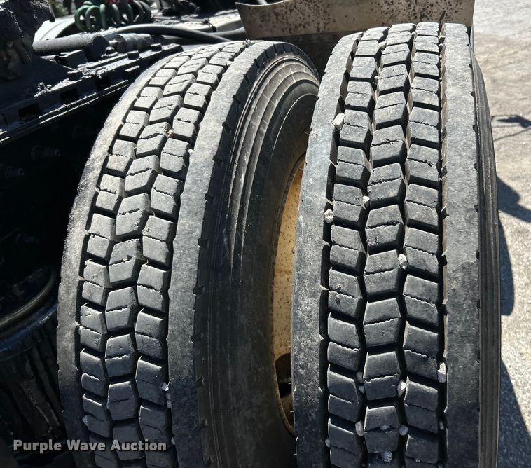 image for item EK4713 1997 International  9400 semi truck