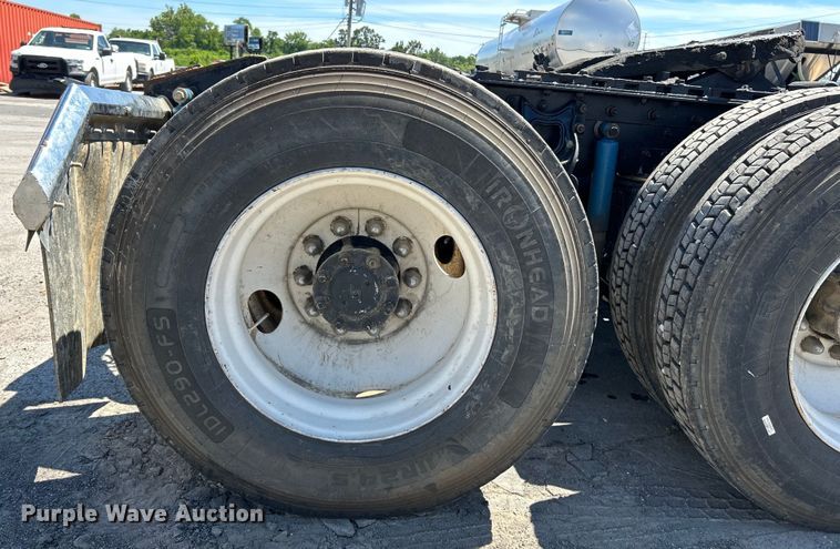 image for item EK4713 1997 International  9400 semi truck