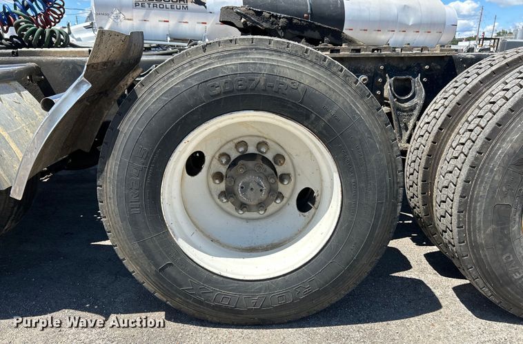 image for item EK4713 1997 International  9400 semi truck