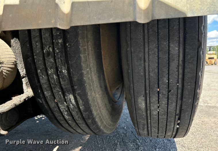 image for item EK4713 1997 International  9400 semi truck