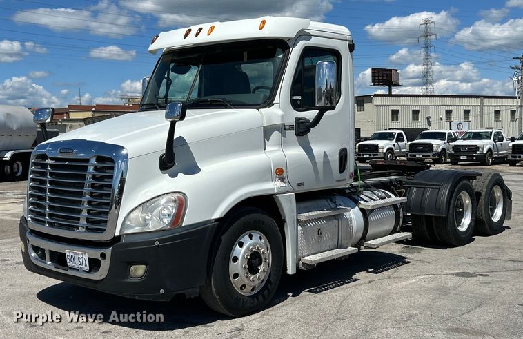 image for item EK4714 2012 Frieghtliner  Cascadia semi truck