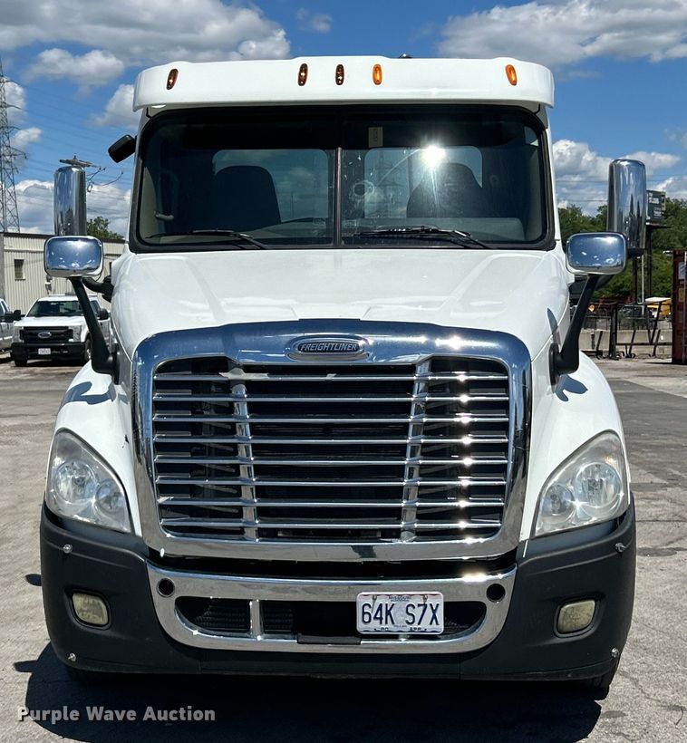 image for item EK4714 2012 Frieghtliner  Cascadia semi truck