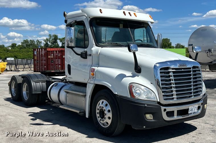 image for item EK4714 2012 Frieghtliner  Cascadia semi truck