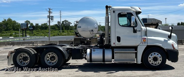 image for item EK4714 2012 Frieghtliner  Cascadia semi truck