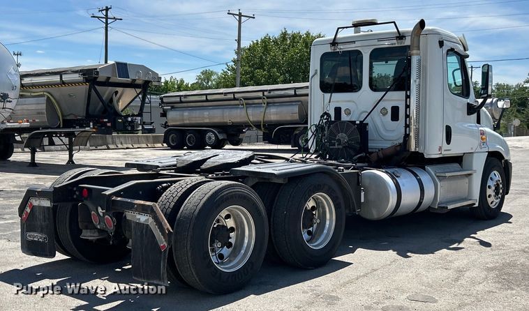 image for item EK4714 2012 Frieghtliner  Cascadia semi truck