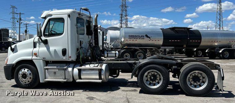 image for item EK4714 2012 Frieghtliner  Cascadia semi truck