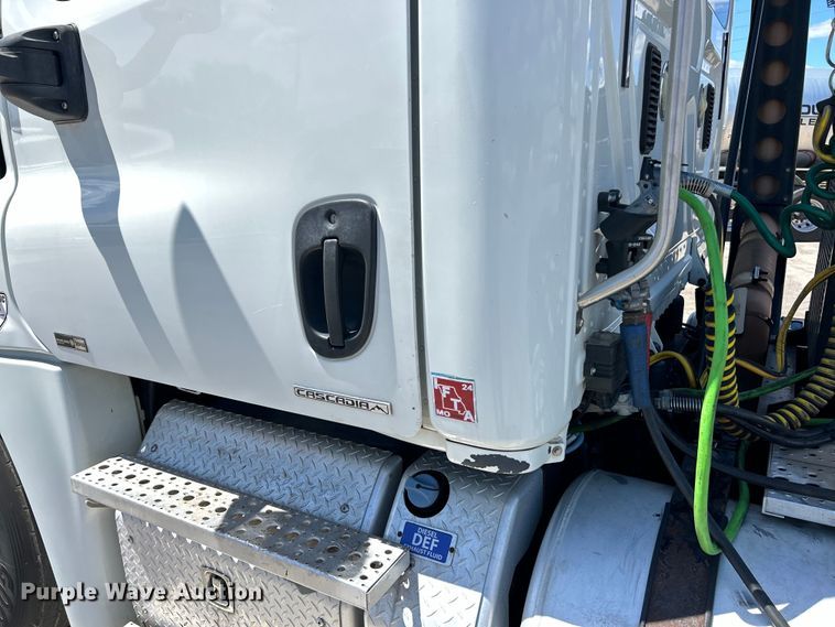 image for item EK4714 2012 Frieghtliner  Cascadia semi truck