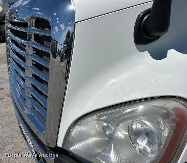 image for item EK4714 2012 Frieghtliner  Cascadia semi truck