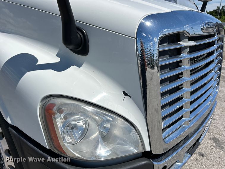 image for item EK4714 2012 Frieghtliner  Cascadia semi truck