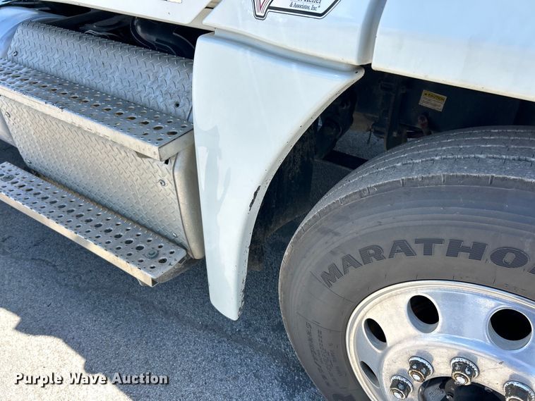 image for item EK4714 2012 Frieghtliner  Cascadia semi truck