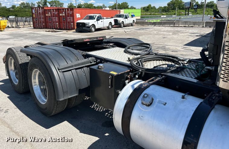 image for item EK4714 2012 Frieghtliner  Cascadia semi truck