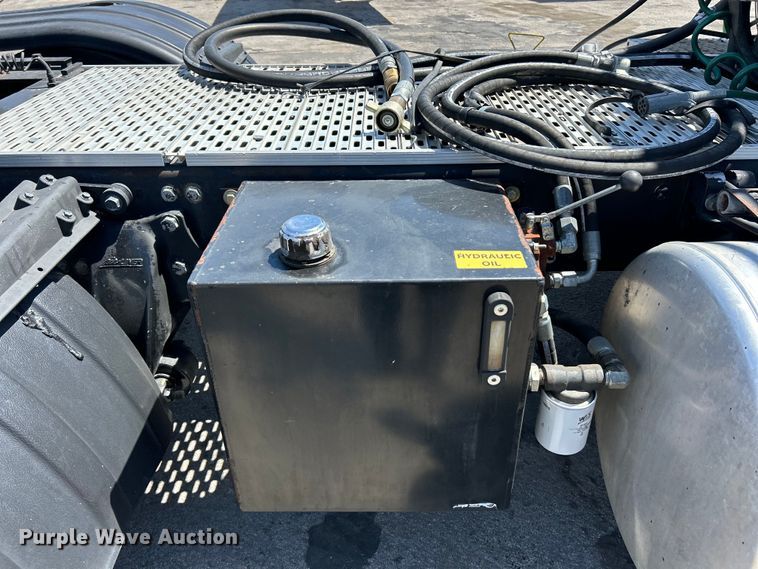 image for item EK4714 2012 Frieghtliner  Cascadia semi truck