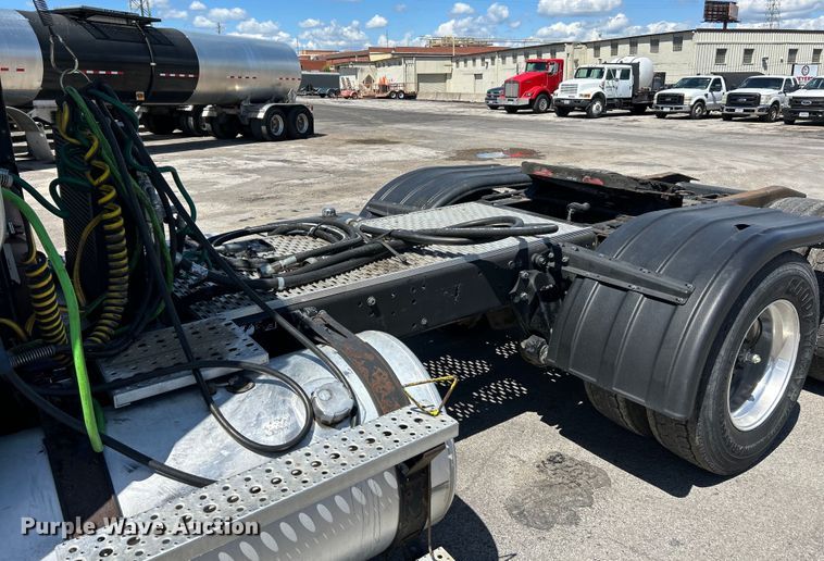 image for item EK4714 2012 Frieghtliner  Cascadia semi truck