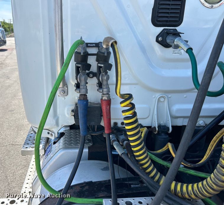 image for item EK4714 2012 Frieghtliner  Cascadia semi truck