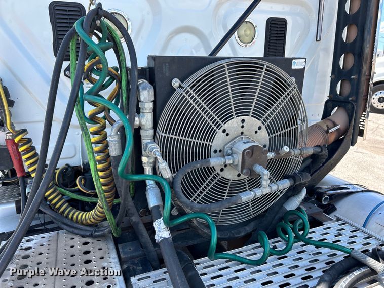 image for item EK4714 2012 Frieghtliner  Cascadia semi truck