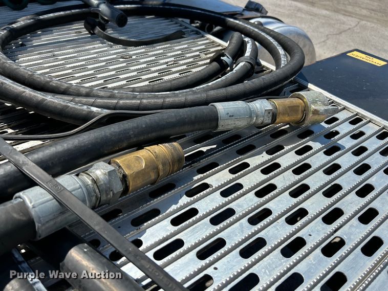 image for item EK4714 2012 Frieghtliner  Cascadia semi truck