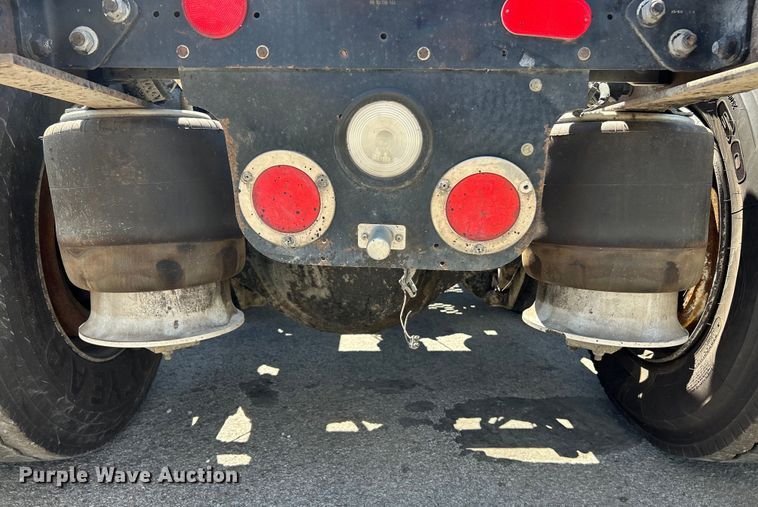 image for item EK4714 2012 Frieghtliner  Cascadia semi truck