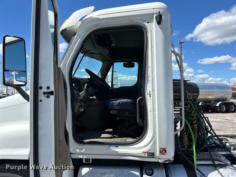 image for item EK4714 2012 Frieghtliner  Cascadia semi truck