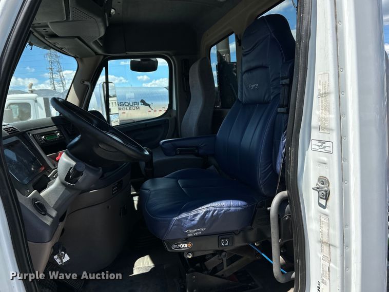 image for item EK4714 2012 Frieghtliner  Cascadia semi truck