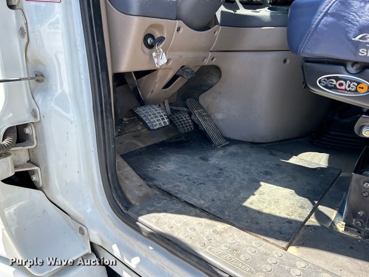 image for item EK4714 2012 Frieghtliner  Cascadia semi truck