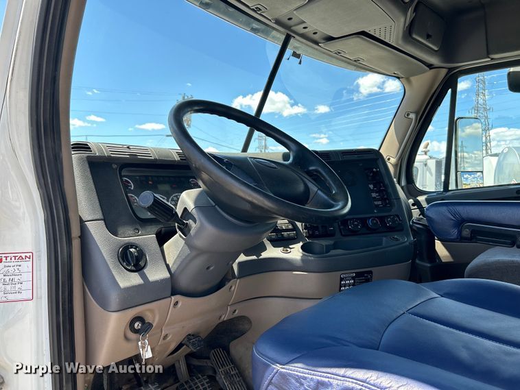 image for item EK4714 2012 Frieghtliner  Cascadia semi truck