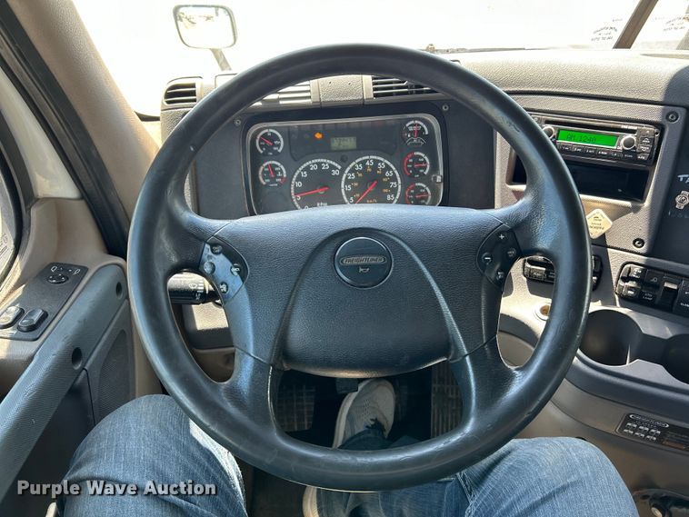 image for item EK4714 2012 Frieghtliner  Cascadia semi truck