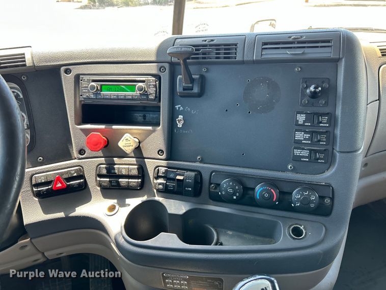 image for item EK4714 2012 Frieghtliner  Cascadia semi truck