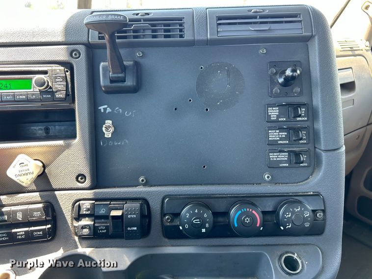 image for item EK4714 2012 Frieghtliner  Cascadia semi truck