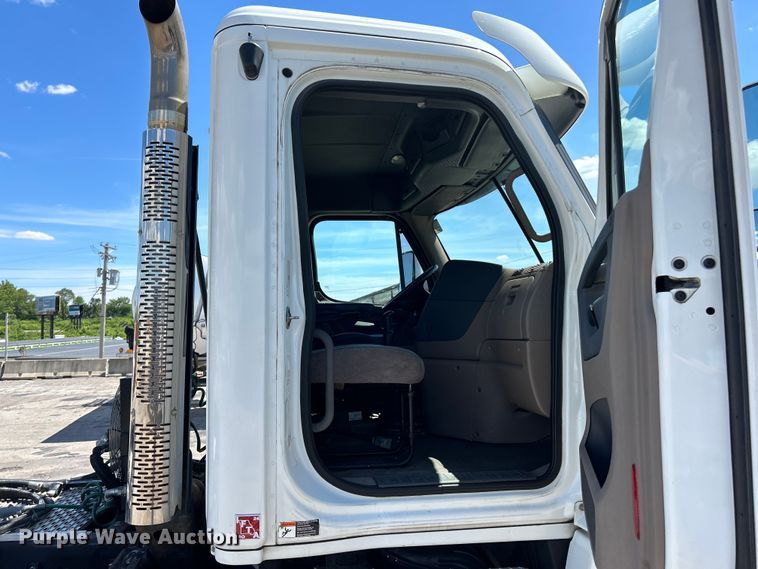 image for item EK4714 2012 Frieghtliner  Cascadia semi truck