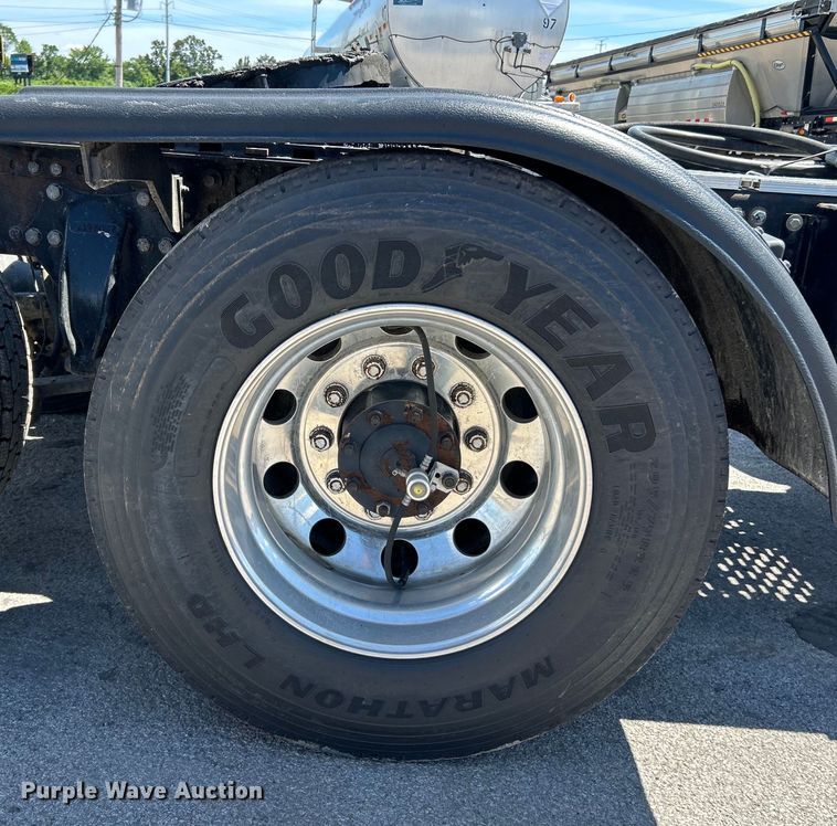 image for item EK4714 2012 Frieghtliner  Cascadia semi truck