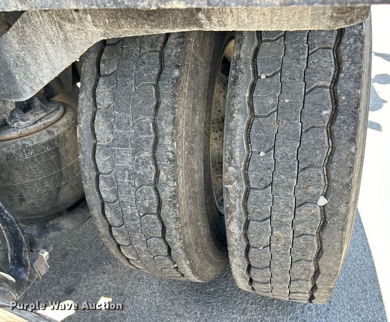 image for item EK4714 2012 Frieghtliner  Cascadia semi truck