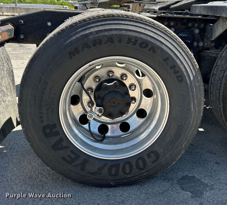 image for item EK4714 2012 Frieghtliner  Cascadia semi truck