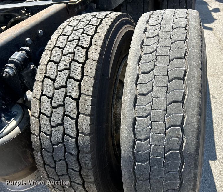 image for item EK4714 2012 Frieghtliner  Cascadia semi truck