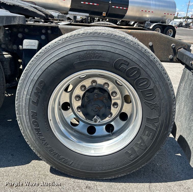 image for item EK4714 2012 Frieghtliner  Cascadia semi truck