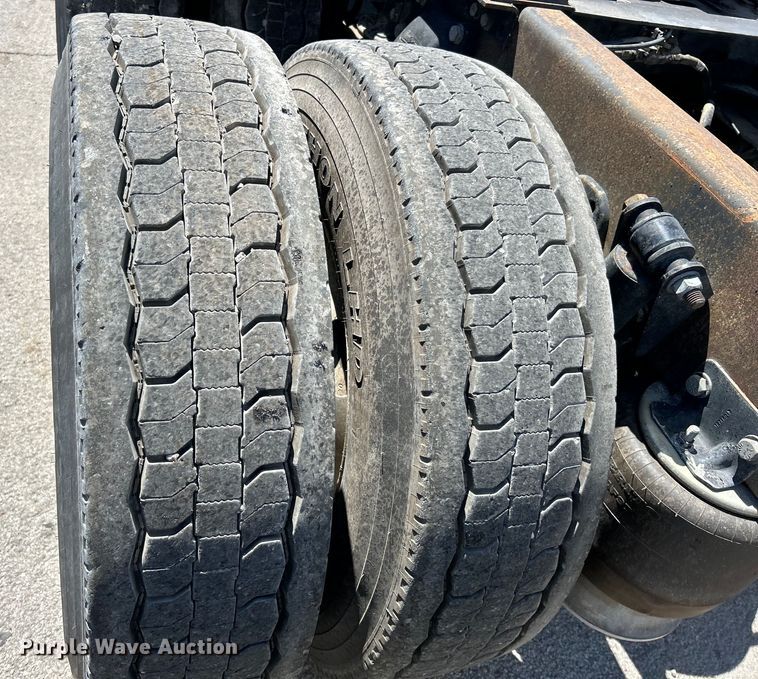 image for item EK4714 2012 Frieghtliner  Cascadia semi truck