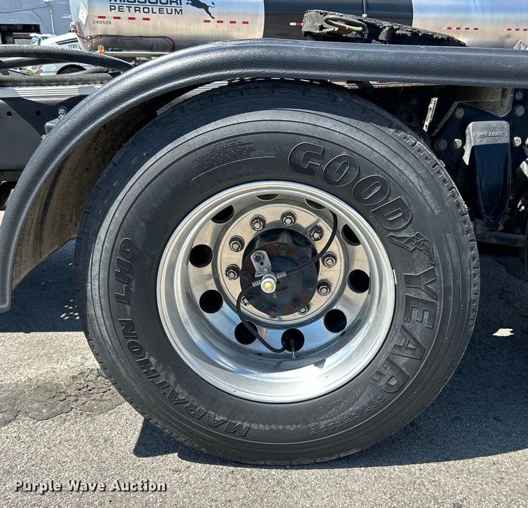 image for item EK4714 2012 Frieghtliner  Cascadia semi truck