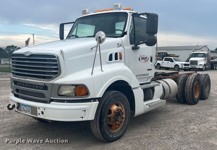 image for item EK8529 2001 Sterling A9500 truck cab and chassis