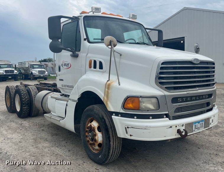image for item EK8529 2001 Sterling A9500 truck cab and chassis