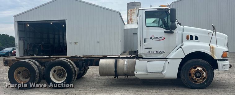 image for item EK8529 2001 Sterling A9500 truck cab and chassis