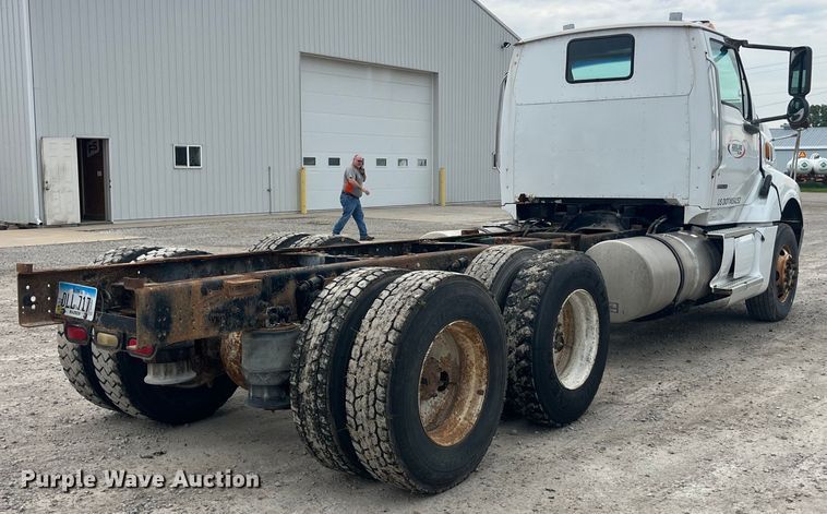 image for item EK8529 2001 Sterling A9500 truck cab and chassis