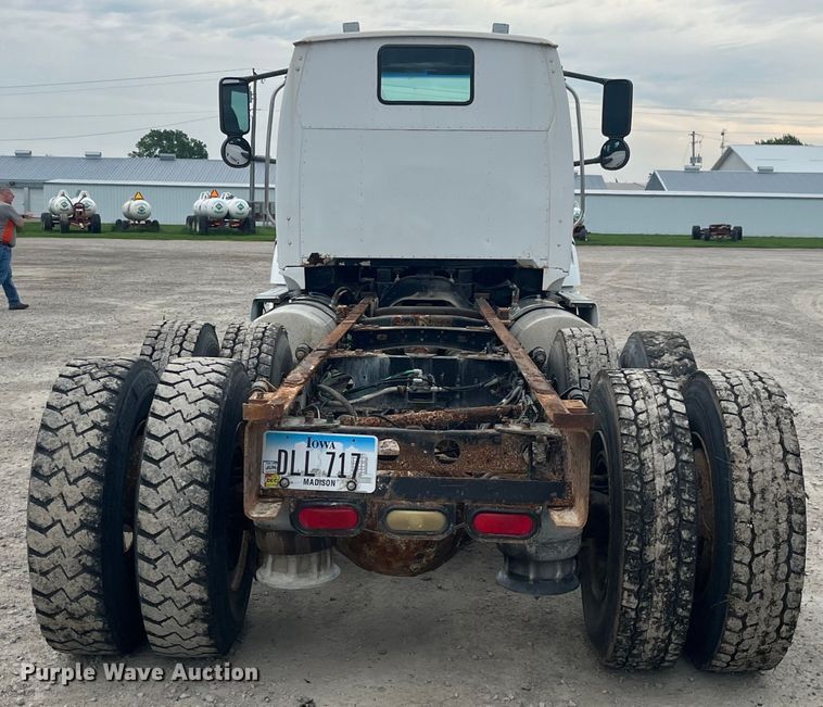 image for item EK8529 2001 Sterling A9500 truck cab and chassis