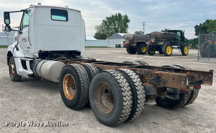 image for item EK8529 2001 Sterling A9500 truck cab and chassis