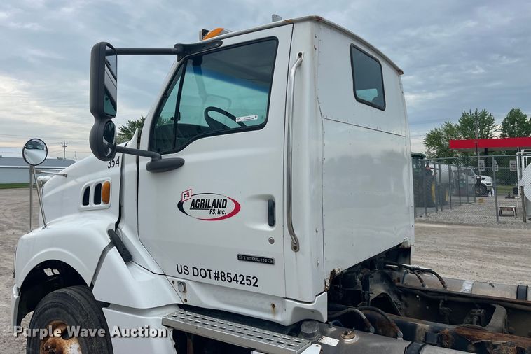 image for item EK8529 2001 Sterling A9500 truck cab and chassis